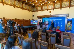 Konferencja prasowa dotycząca Mistrzostw Świata Kobiet AMP Futbol 2022 w sali z publicznością.
