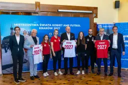 Uczestnicy konferencji promującej Mistrzostwa Świata Kobiet AMP Futbol w Krakowie 2027.