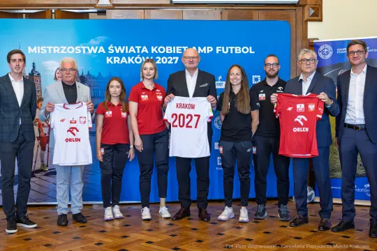 Uczestnicy konferencji prasowej z okazji Mistrzostw Świata Kobiet w piłce nożnej 2027 w Krakowie.