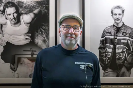 Wystawa fotografii autorstwa Radosława Krzyżowskiego „Przyjechali aktorzy” [ZDJĘCIA]