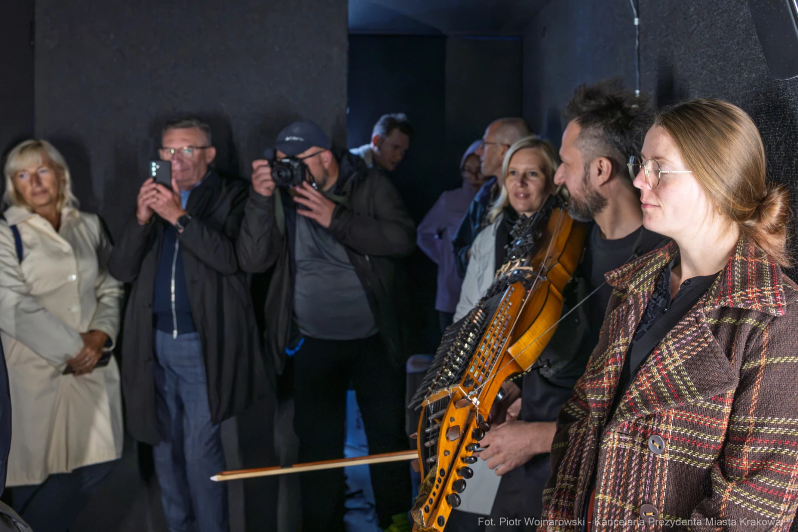 Grupa ludzi słuchających muzyki, niektórzy nagrywają występ telefonami.  Autor: Piotr Wojnarowski