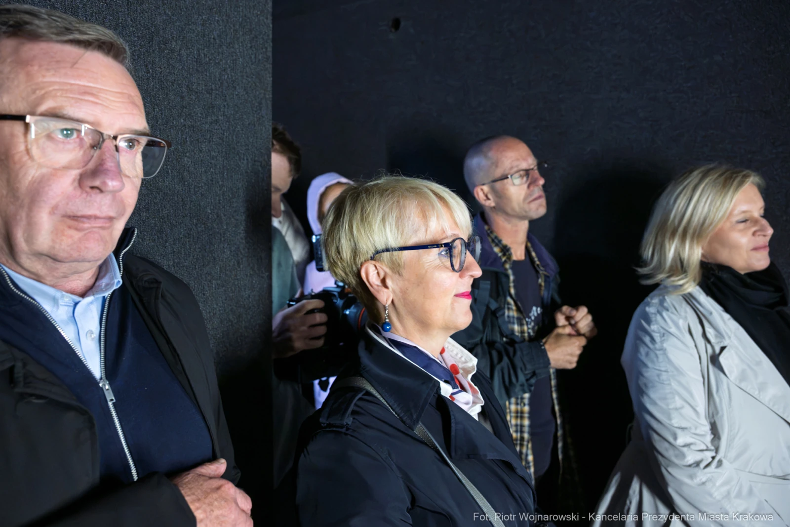 Grupa osób w zamkniętej przestrzeni, skupionych na czymś przed sobą.  Autor: Piotr Wojnarowski