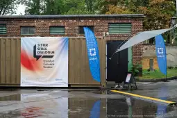 Banner promujący dialog miast siostrzanych Frankfurtu i Krakowa, z charakterystycznymi flagami.