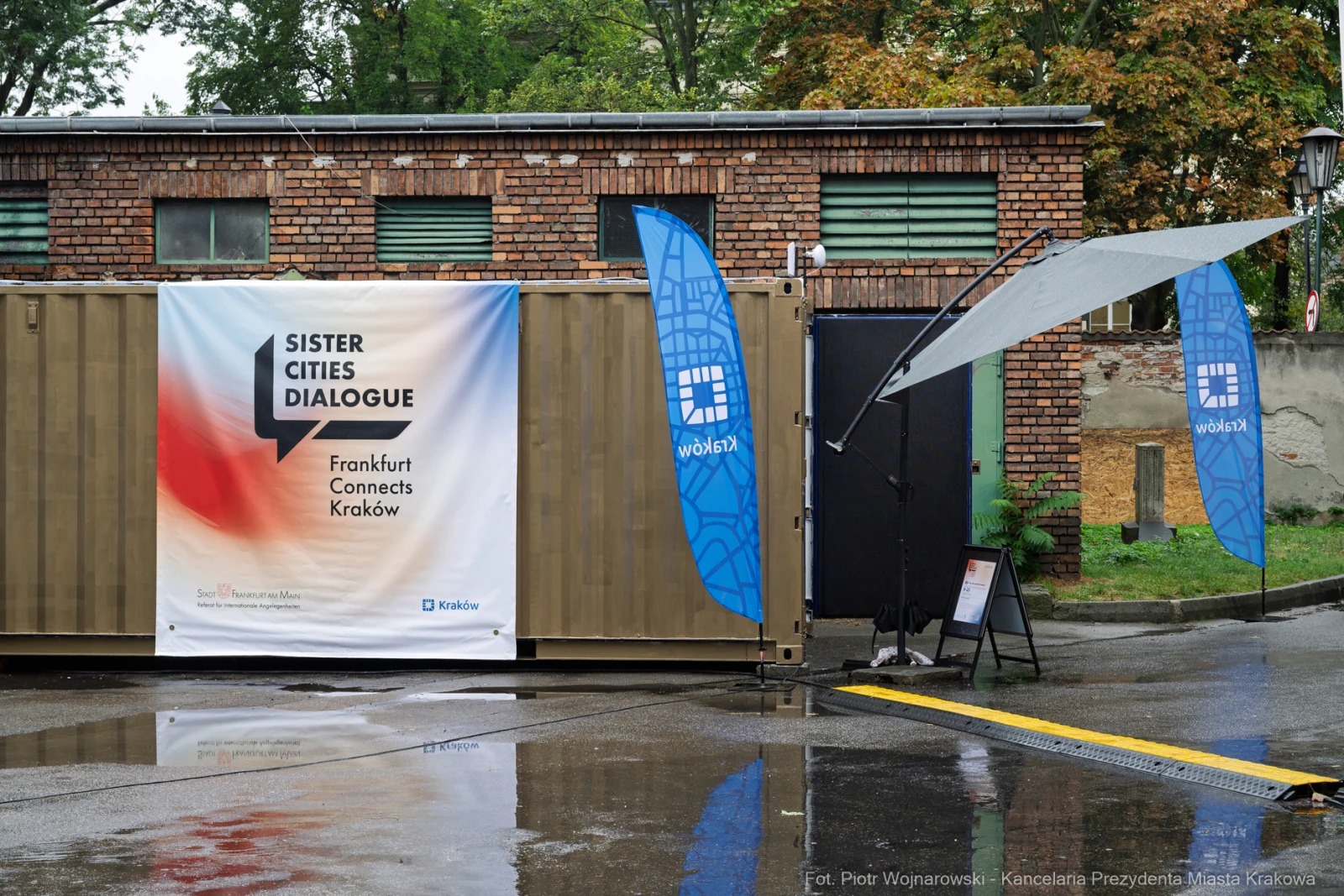 Banner promujący dialog miast siostrzanych Frankfurtu i Krakowa, z charakterystycznymi flagami.  Autor: Piotr Wojnarowski