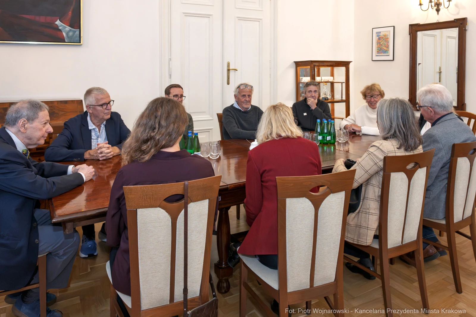 Spotkanie grupy ludzi przy stole w sali konferencyjnej.  Autor: Piotr Wojnarowski