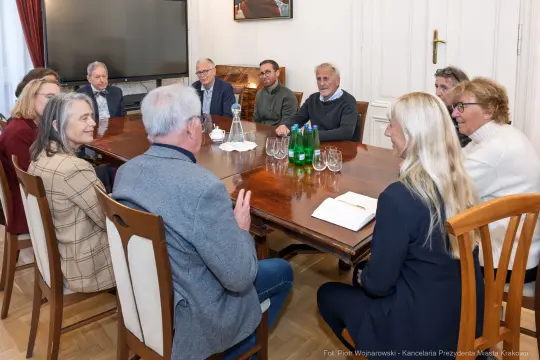 Spotkanie grupy ludzi przy stole w sali konferencyjnej.