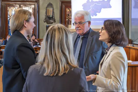 Spotkanie grupy ludzi w sali konferencyjnej, dyskusja na temat projektu.