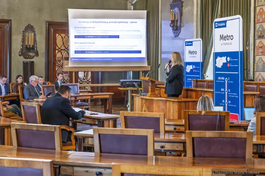 Prezentacja dotycząca dokumentacji przedsiębiorstw w sali obrad.