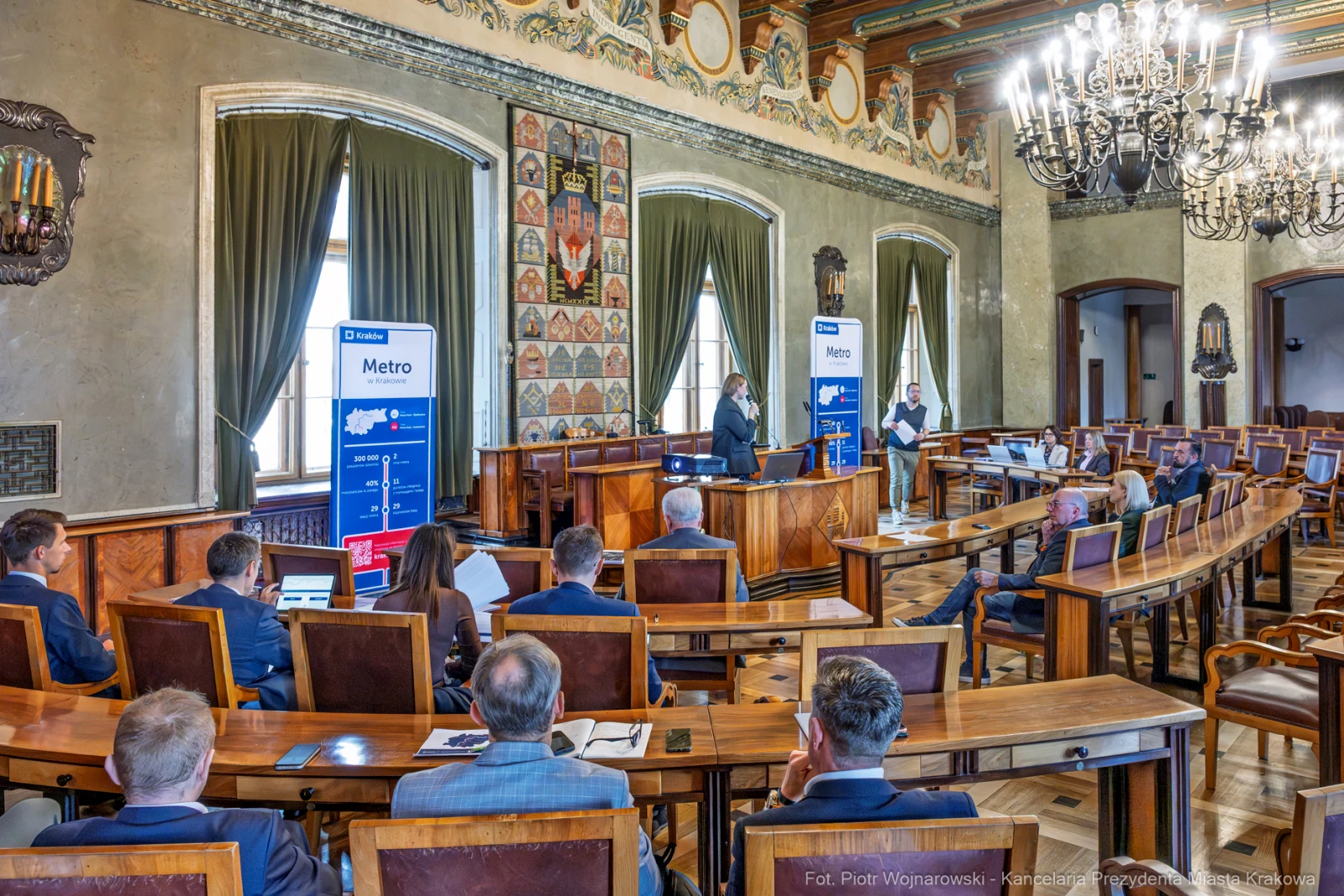 Konferencja dotycząca metra, uczestnicy w sali obrad, prezentacje na ekranach.  Autor: Piotr Wojnarowski
