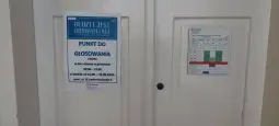 Punkt do głosowania z godzinami otwarcia oraz informacjami o budżecie obywatelskim.