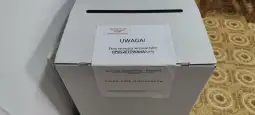 Skrzynka na głosy z informacją o wrzucaniu tylko opieczętowanych kart.