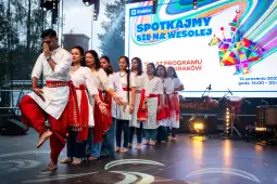 Grupa tancerzy w tradycyjnych strojach wykonuje taniec na scenie podczas festiwalu w Krakowie.