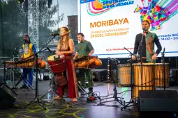 Zespół grający na instrumentach perkusyjnych podczas występu na scenie.