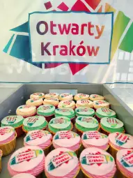 Kolorowe babeczki z napisem Otwarte Kraków.