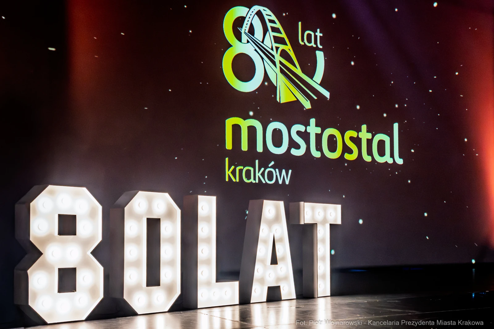 Logo Mostostal Kraków z napisem 80 LAT w podświetlonej formie.  Autor: Piotr Wojnarowski