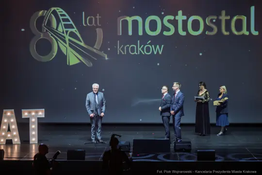 Uroczystość z okazji 80-lecia Mostostalu Kraków z przemówieniami i wręczeniem nagród.