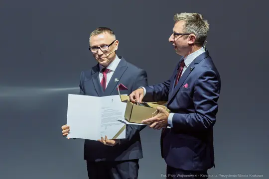 Dwaj mężczyźni podczas ceremonii wręczenia dokumentów.