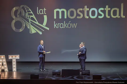 Uroczystość z okazji 80-lecia Mostostal Kraków z przemówieniami i dekoracjami.