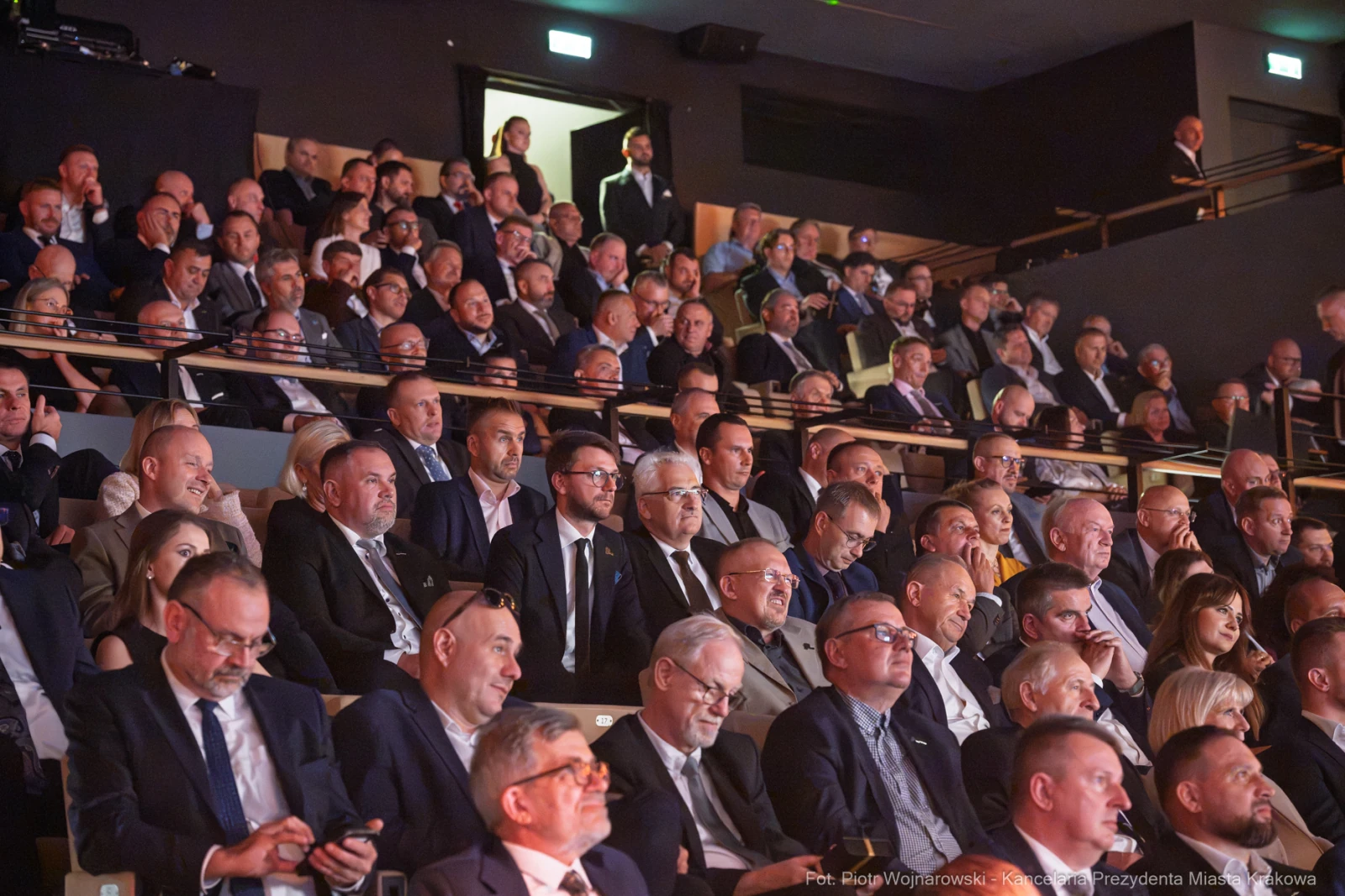 Tłum ludzi w eleganckich strojach na wydarzeniu w sali konferencyjnej.  Autor: Piotr Wojnarowski