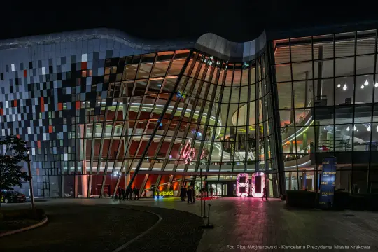 Nowoczesny budynek z kolorowymi iluminacjami, wejście z dużymi cyframi 60.