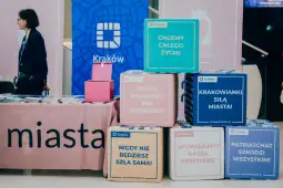 Stoiska promujące Kraków z hasłami o równości i wsparciu dla kobiet.