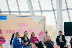 Panel dyskusyjny podczas XVIII Kongresu Kobiet w Krakowie. Uczestniczki w różnorodnych strojach.