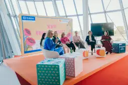 Panel dyskusyjny podczas XVII Kongresu Kobiet w Krakowie. Uczestniczki siedzą na scenie.