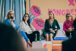 Panel dyskusyjny z czterema kobietami, poruszającymi temat solidarności i równości.