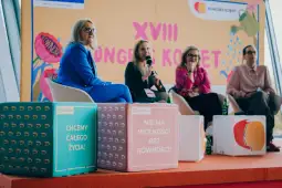 Panel dyskusyjny z uczestniczkami na temat równości i wolności. Kolorowe napisy na podestach.