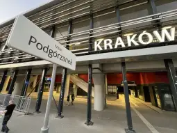 Most Podgórzanek w Krakowie, nowoczesny budynek z dużymi oknami i oznaczeniem miasta.