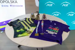 Koszulki, medale i trofea związane z zawodami sportowymi.