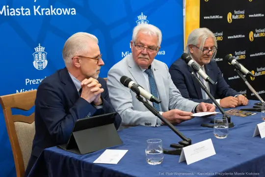 Konferencja prasowa dotycząca festiwalu kultury w Krakowie.