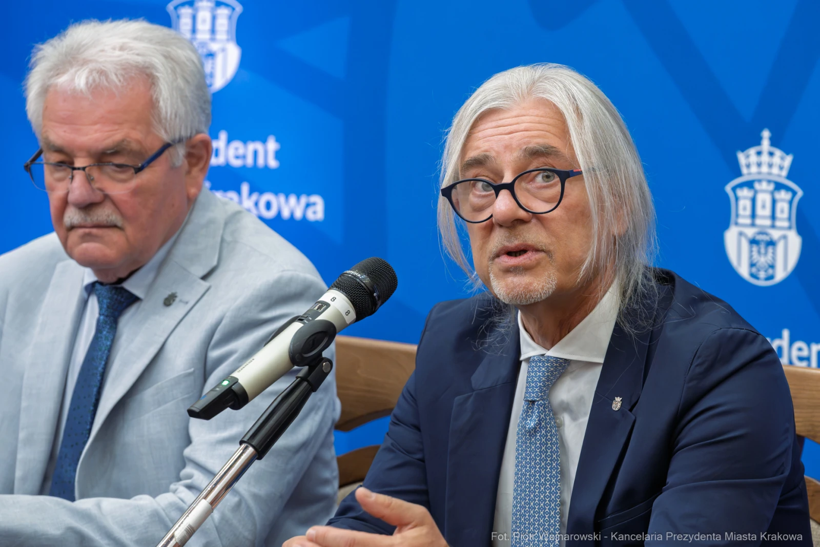 Dwóch mężczyzn podczas konferencji prasowej, jeden z nich mówi do mikrofonu.  Autor: Piotr Wojnarowski