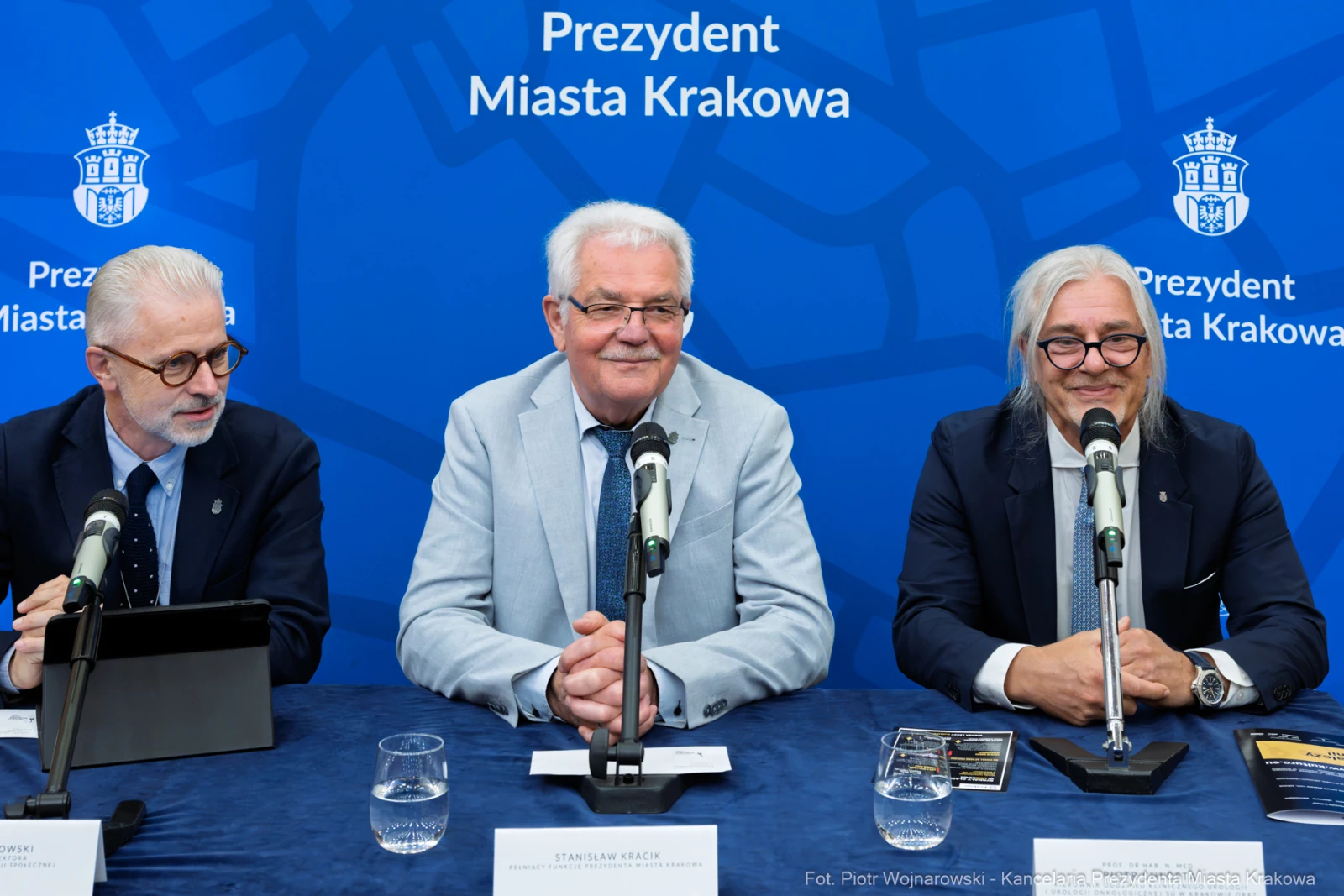 Trzech mężczyzn przy mównicach podczas konferencji prasowej w Krakowie.  Autor: Piotr Wojnarowski
