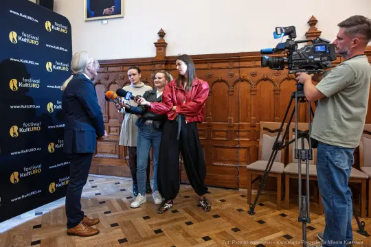 Konferencja prasowa z udziałem dziennikarzy i organizatorów festiwalu KultuRO.
