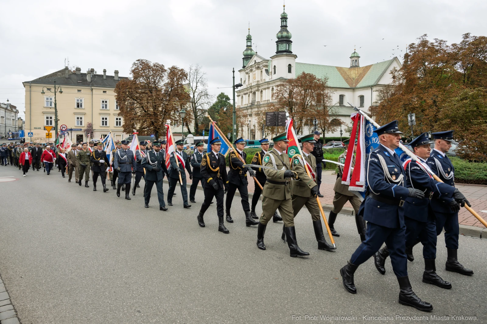 Marsz z flagami i mundurowymi, odbywający się w mieście.  Autor: Piotr Wojnarowski