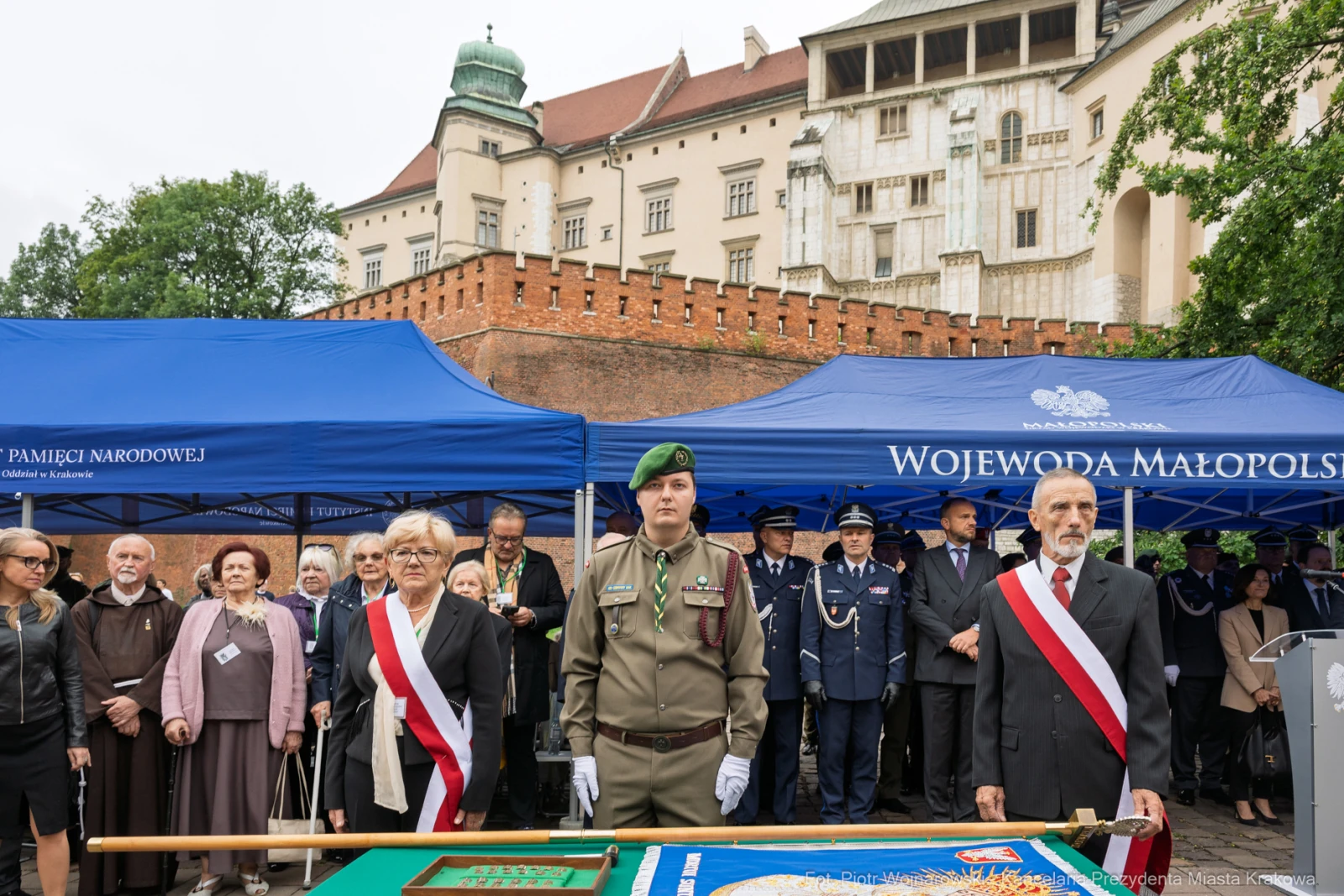 Uroczystość z udziałem wojskowych i przedstawicieli władz w tle zamek.  Autor: Piotr Wojnarowski