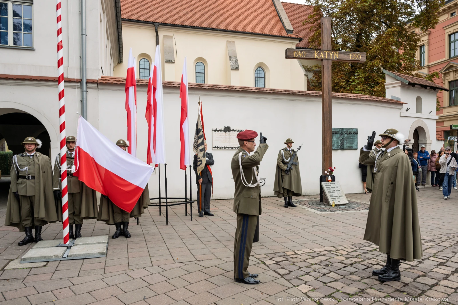 Żołnierze w mundurach wojskowych, polska flaga i flagi narodowe, pomnik upamiętniający Katyń.  Autor: Piotr Wojnarowski