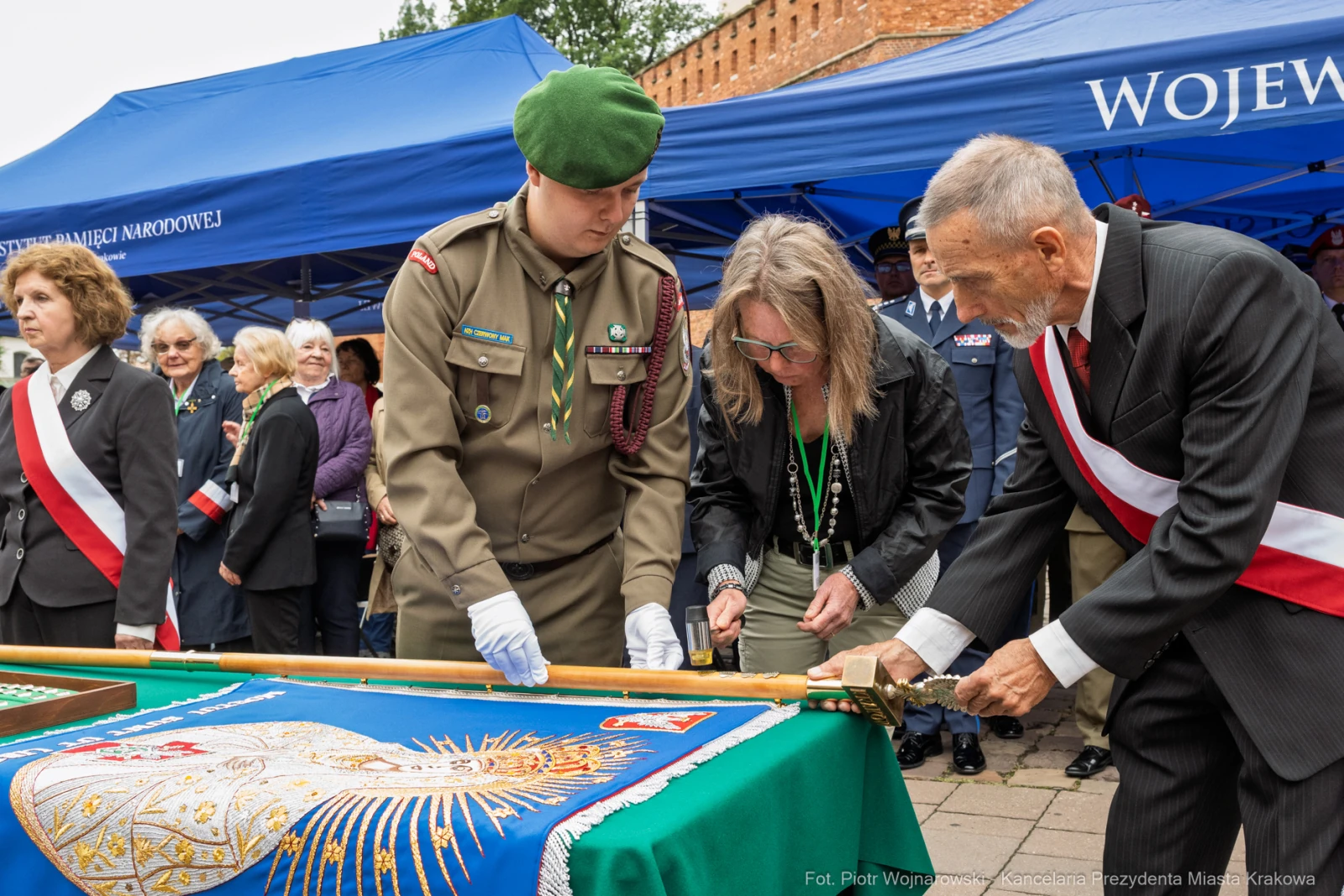 Ceremonia z udziałem żołnierzy, przedstawicieli władz i osób cywilnych przy sztandarze.  Autor: Piotr Wojnarowski