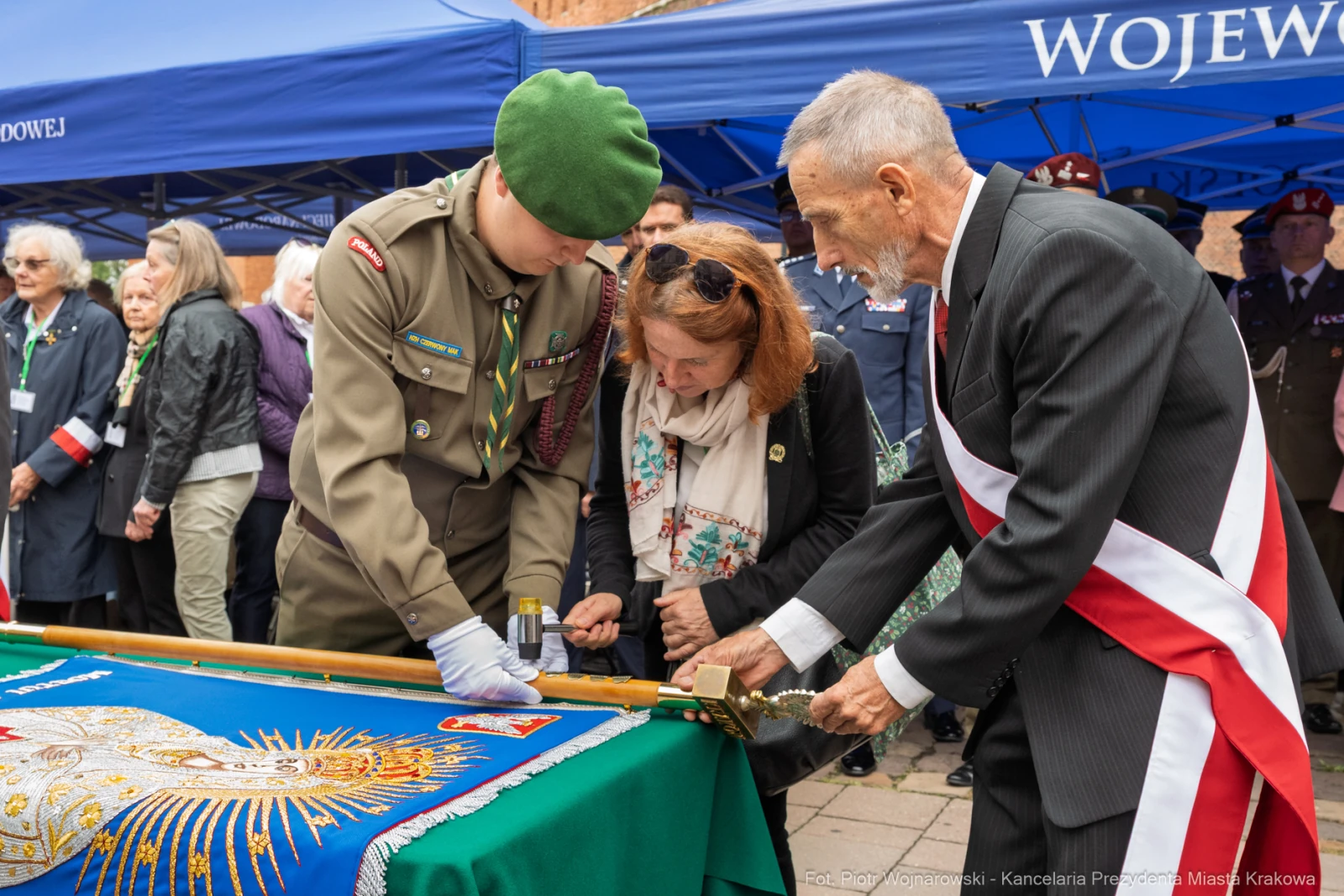 Ceremonia odsłonięcia sztandaru z udziałem żołnierzy i przedstawicieli władz.  Autor: Piotr Wojnarowski