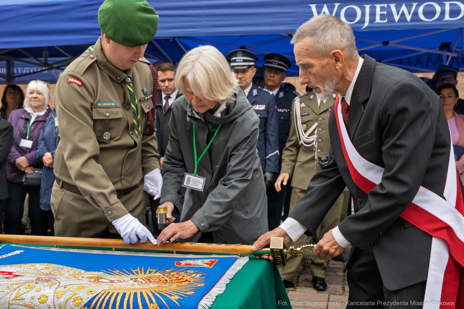 Ceremonia z udziałem żołnierzy, przedstawicieli władz i flagi.  Autor: Piotr Wojnarowski