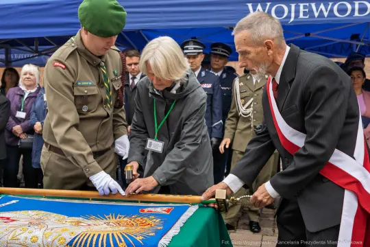 Ceremonia z udziałem żołnierzy, przedstawicieli władz i flagi.