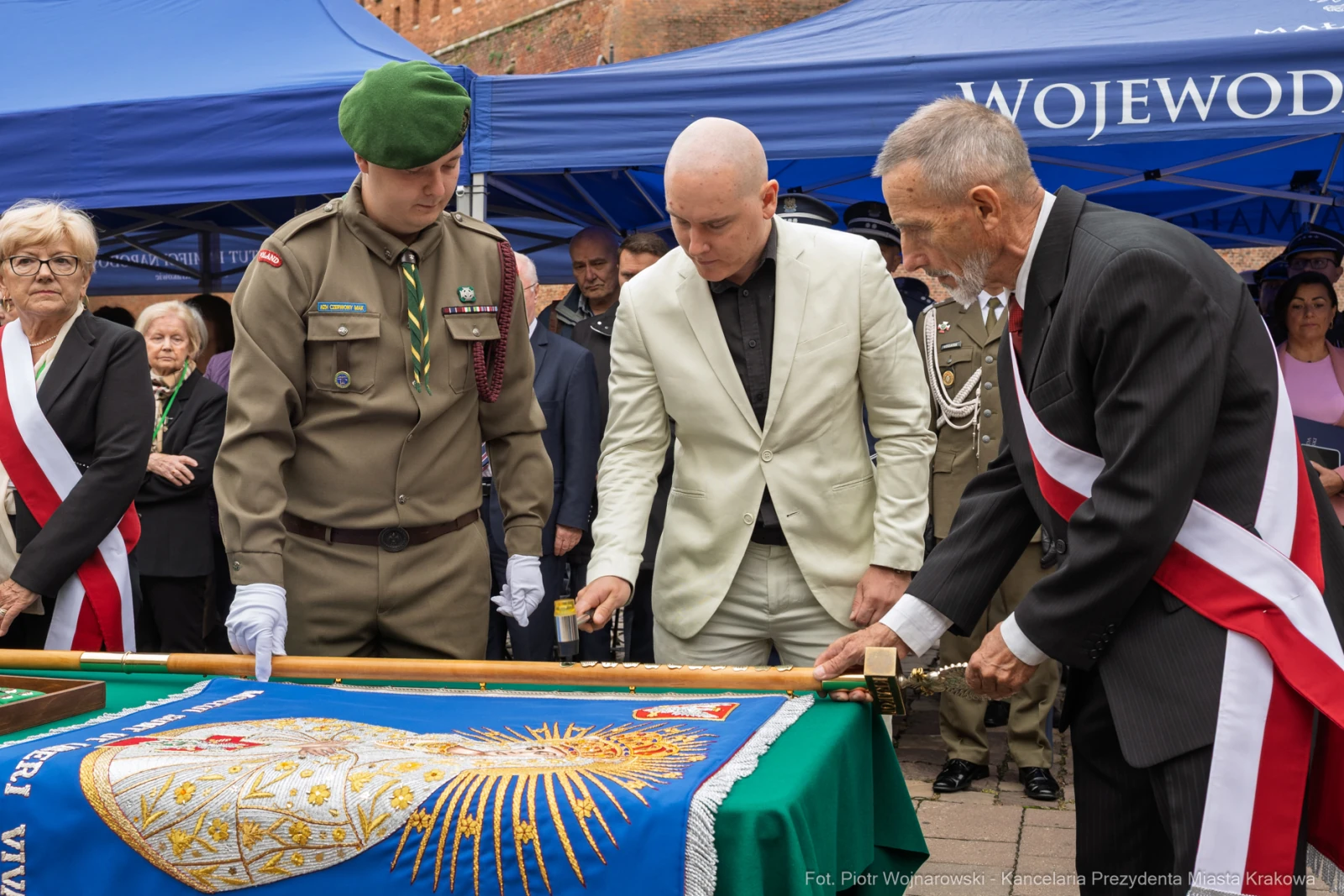 Ceremonia z udziałem żołnierzy, flagi i przedstawicieli władz.  Autor: Piotr Wojnarowski