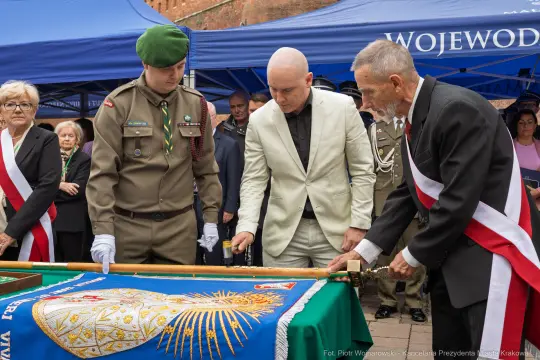 Ceremonia z udziałem żołnierzy, flagi i przedstawicieli władz.
