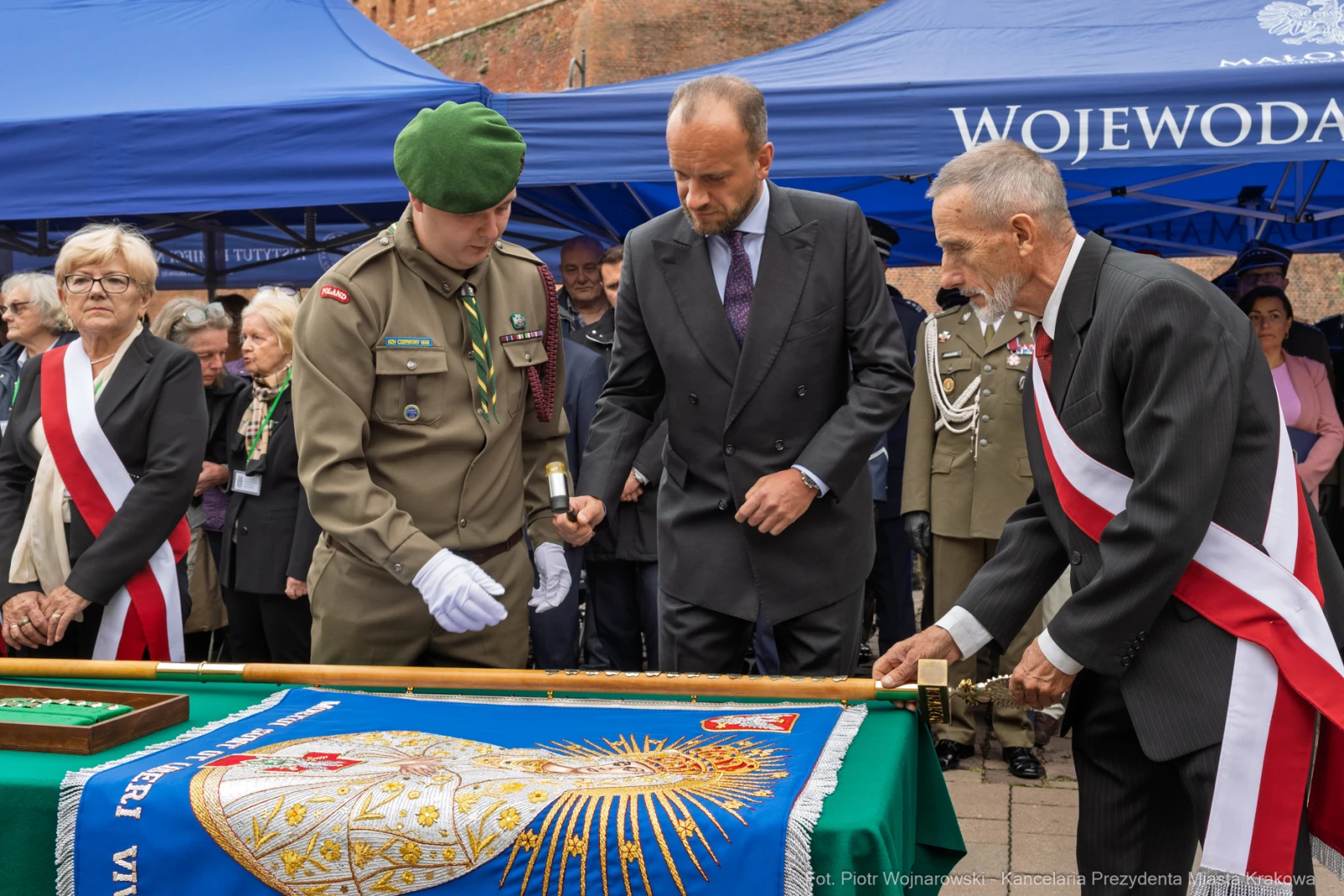 Ceremonia złożenia hołdu z flagą i sztandarem, obecni wojskowi oraz przedstawiciele władz.  Autor: Piotr Wojnarowski