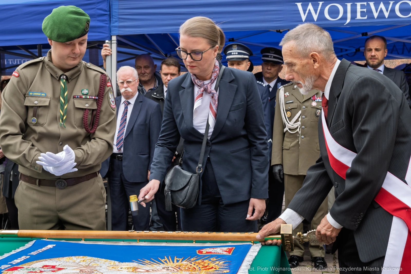 Uroczystość z udziałem wojskowych i cywilnych przedstawicieli, z flagą i sztandarem.  Autor: Piotr Wojnarowski
