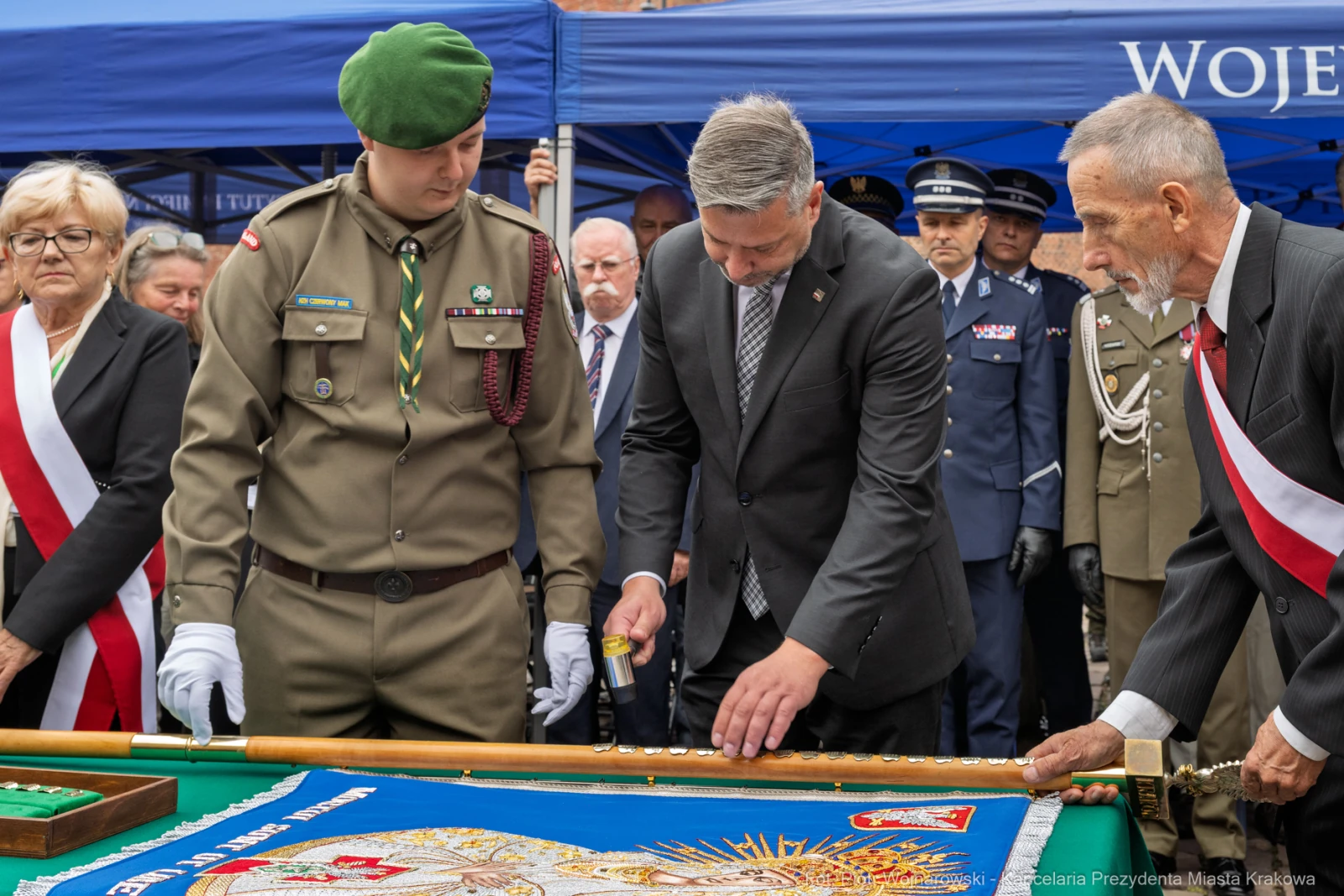 Ceremonia odsłonięcia sztandaru z udziałem wojskowych i przedstawicieli władz.  Autor: Piotr Wojnarowski