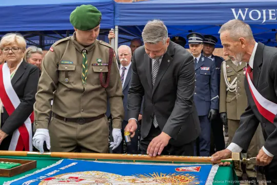 Ceremonia odsłonięcia sztandaru z udziałem wojskowych i przedstawicieli władz.