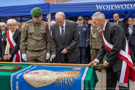 Ceremonia odsłonięcia sztandaru z udziałem wojskowych i przedstawicieli władz.
