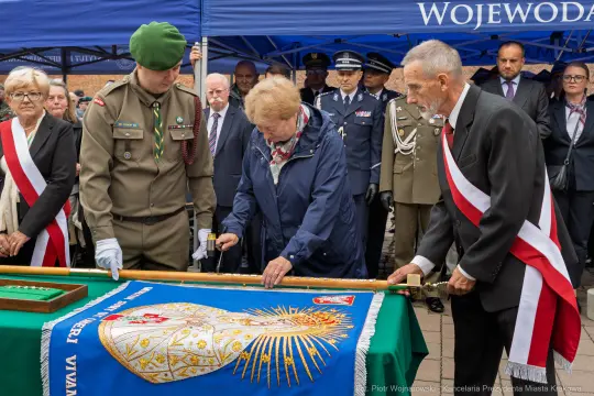 Uroczystość odsłonięcia sztandaru z udziałem wojskowych i lokalnych władz.